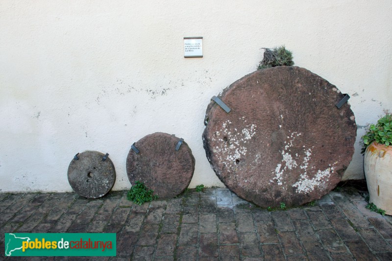 Torrelles de Llobregat - Ca la Cinta, pedres de sauló de la pedrera de Cal Mero