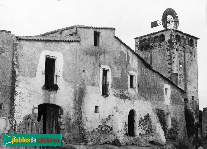 Castelldefels - Cal Garrofer (Foto: J. Mas Guardia -Arxiu fotogràfic C.E.C.-, 1927) Castelldefels - Cal Garrofer