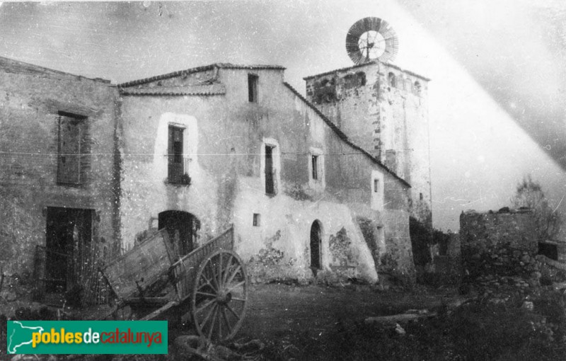 Castelldefels - Cal Garrofer (Foto: Jordi Audet -Arxiu fotogràfic C.E.C.-, 1926) Castelldefels - Cal Garrofer