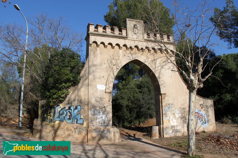 Santa Coloma de Cervelló - Casal de la torre Salbana, entrada al solar (Foto: Albert Esteves, 2018) Santa Coloma de Cervelló - Casal de la torre Salbana, entrada al solar