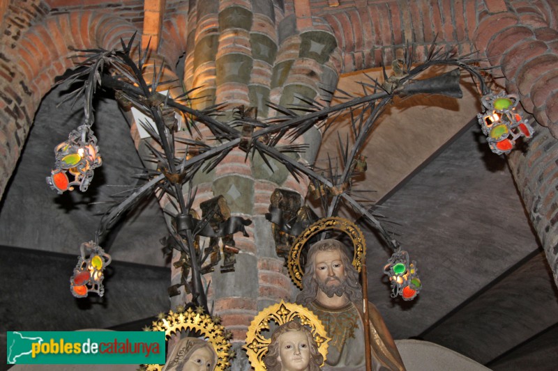 Colònia Güell - Cripta, altar de la Sagrada Família (Foto: Albert Esteves, 2018) Colònia Güell - Cripta, altar de la Sagrada Família