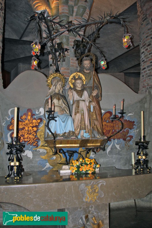 Colònia Güell - Cripta, altar de la Sagrada Família (Foto: Albert Esteves, 2018) Colònia Güell - Cripta, altar de la Sagrada Família