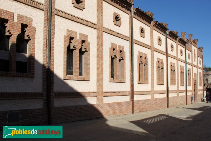 Colònia Güell - Centre parroquial (Foto: Albert Esteves, 2018) Colònia Güell - Centre parroquial