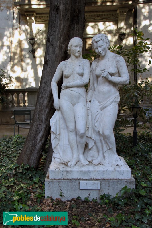 Barcelona - Palau del Marquès d'Alella:escultura de Josep Dunyach, 1934