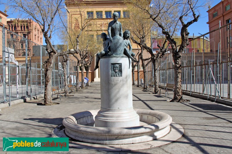 Barcelona - Grup Escolar Pere Vila, escultura de Josep Dunyac dedicada a Pere Vila.