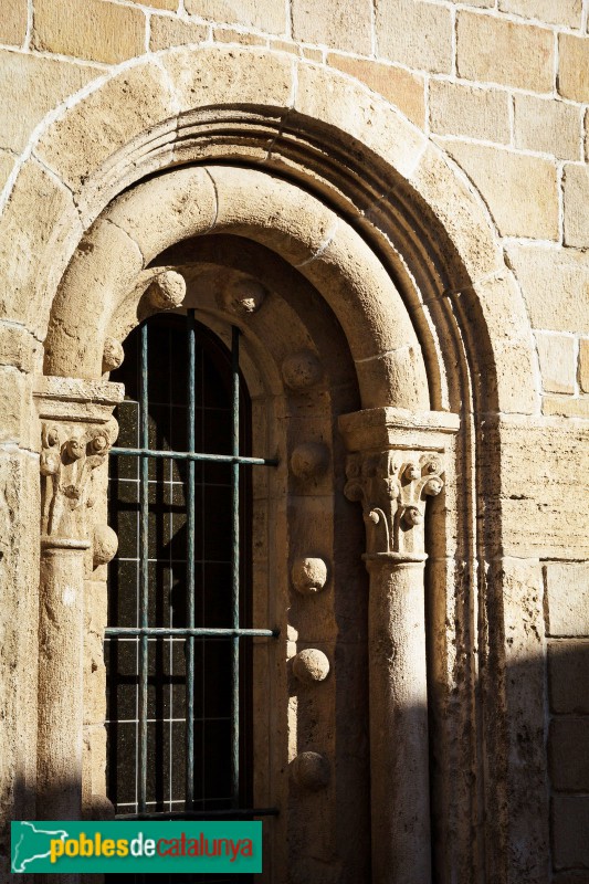 Barcelona - El Conventet, finestra romànica procedent de Santa Maria de Besalú (Foto: José Aguado, 2018) Barcelona - El Conventet, finestra romànica procedent de Santa Maria de Besalú