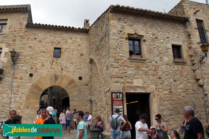 Pals - Portal del carrer Major