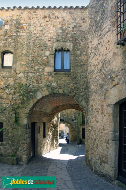 Pals - Casa amb volta del carrer Major