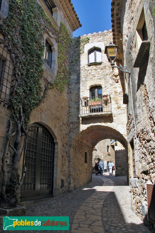 Pals - Casa amb volta del carrer Major