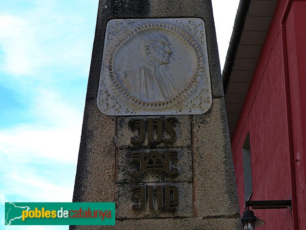 Folgueroles - El Pedró. Medalló amb el bust de Mossèn Cinto