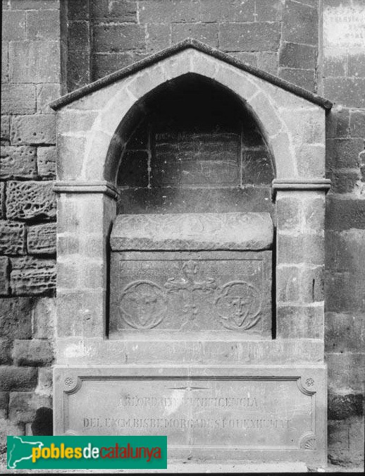 Folgueroles - Església de Santa Maria. Sepulcre del bisbe Morgades a l'exterior de l'església