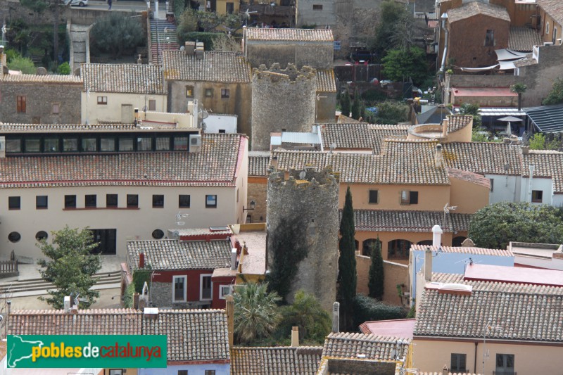 Begur - Torres de Can Pi i de Can Marquès, des del Castell (Foto: Albert Esteves, 2018) Begur - Torres de Can Pi i de Can Marquès, des del Castell