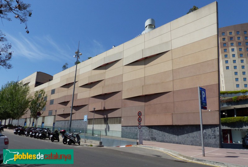 Barcelona - Centre comercial Som Multiespai. Façana carrer Pintor Alsamora