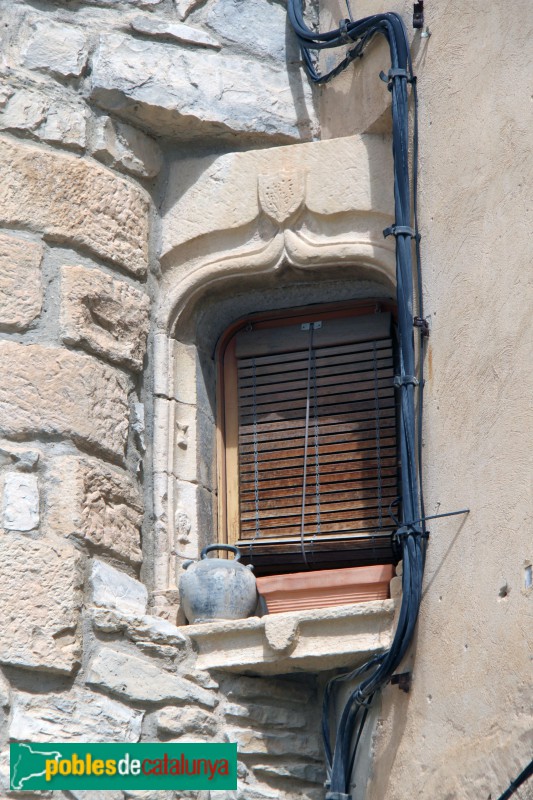 Verdú - Ajuntament, finestra de Cal Pastoret