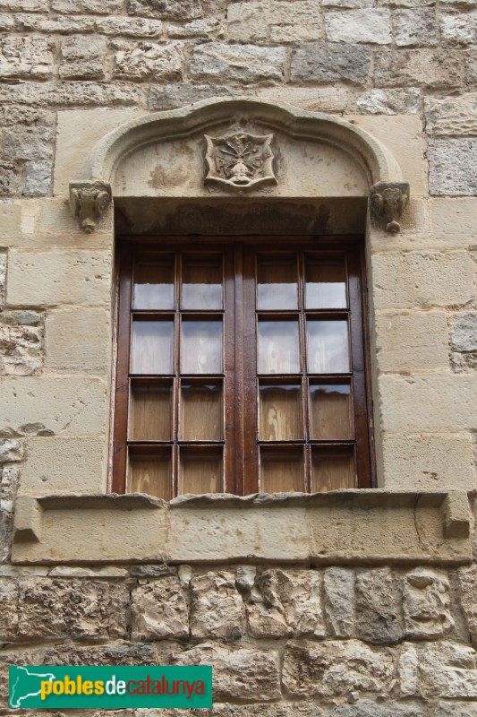Verdú - Castell, finestra amb l'escut de l'abat Lerín (Foto: Albert Esteves, 2018) Verdú - Castell, finestra amb l'escut de l'abat Lerín