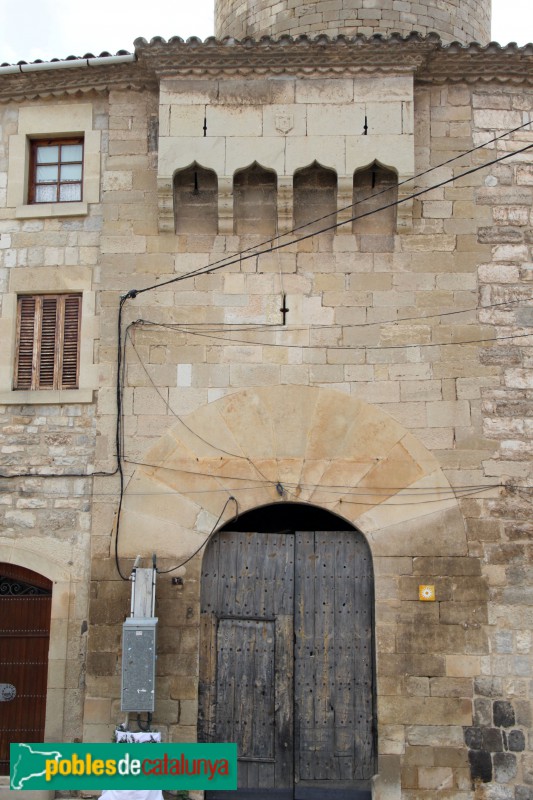 Verdú - Castell, matacà i porta adovellada (Foto: Albert Esteves, 2018) Verdú - Castell, matacà i porta adovellada