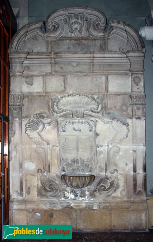 Tàrrega - Església de Santa Maria, pica beneïtera (Foto: Albert Esteves, 2018) Tàrrega - Església de Santa Maria, pica beneïtera