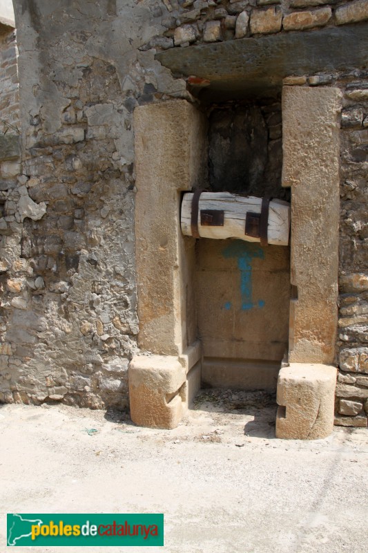 Tàrrega - Carrer del Forn, 7 (Altet). Premsa adossada a la casa.