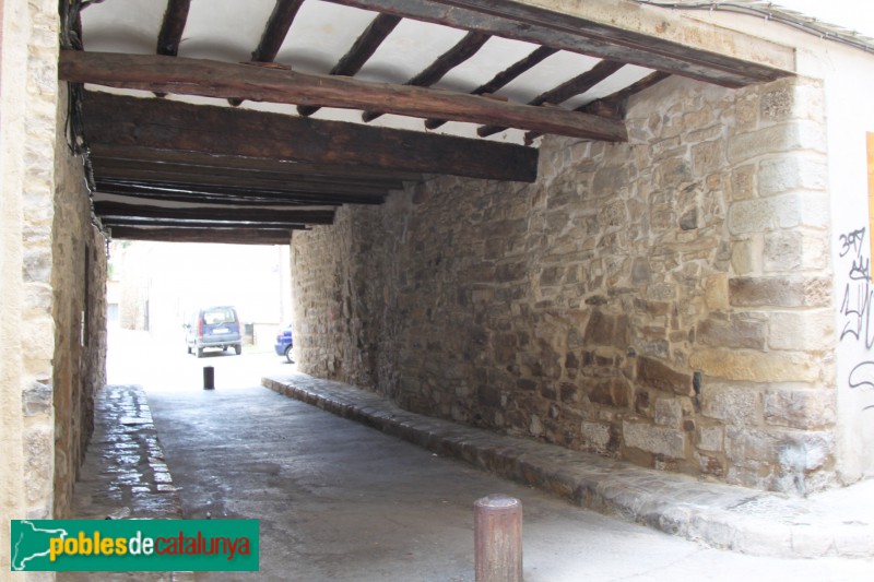 Tàrrega - Pas cobert entre els carrers Piques i Estudi (Foto: Albert Esteves, 2018) Tàrrega - Pas cobert entre els carrers Piques i Estudi