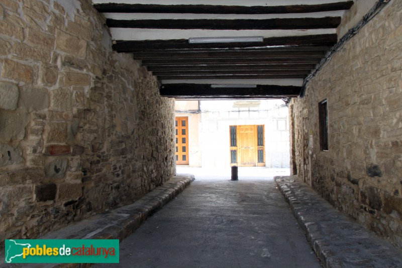 Tàrrega - Pas cobert entre els carrers Piques i Estudi (Foto: Albert Esteves, 2018) Tàrrega - Pas cobert entre els carrers Piques i Estudi