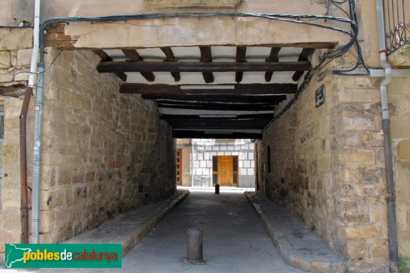 Tàrrega - Pas cobert entre els carrers Piques i Estudi (Foto: Albert Esteves, 2018) Tàrrega - Pas cobert entre els carrers Piques i Estudi