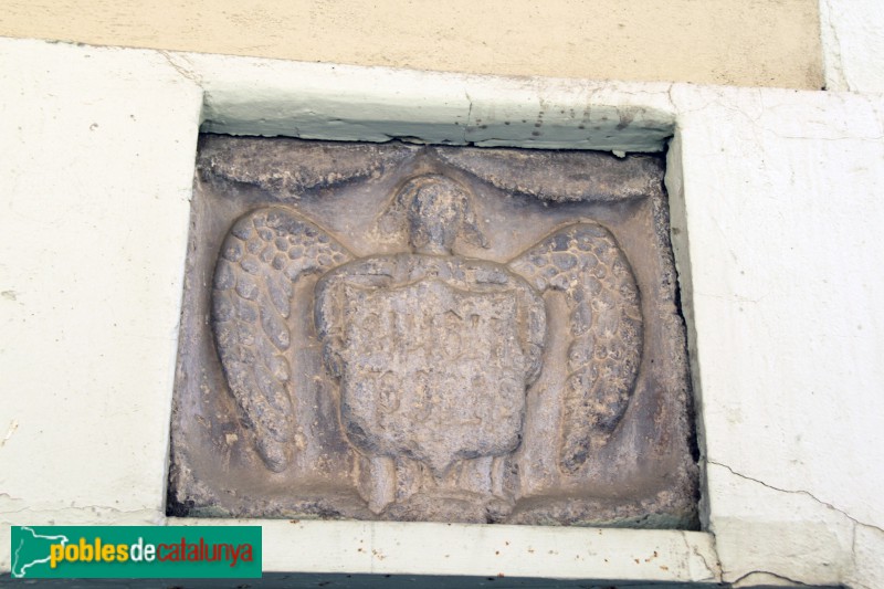 Tàrrega - Hospital de Sant Antoni. Escut a la casa del davant, potser procedent de l'edifici antic (Foto: Albert Esteves, 2018) Tàrrega - Hospital de Sant Antoni. Escut a la casa del davant, potser procedent de l'edifici antic