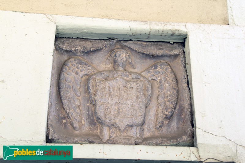 Tàrrega - Hospital de Sant Antoni. Escut a la casa del davant, potser procedent de l'edifici antic