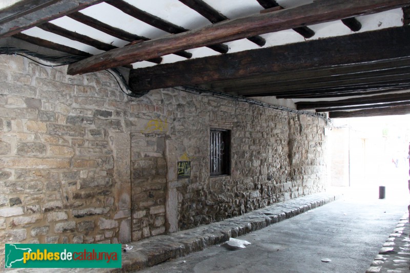 Tàrrega - Pas cobert entre els carrers Piques i Estudi (Foto: Albert Esteves, 2018) Tàrrega - Pas cobert entre els carrers Piques i Estudi