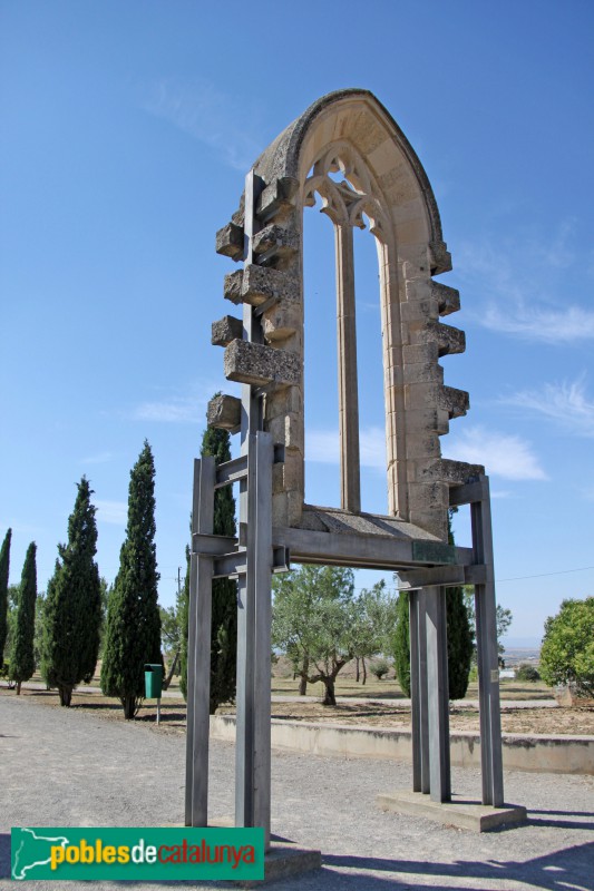 Tàrrega - Finestral de l'església de la Sagrada Família, ara instal·lat al Parc de Sant Eloi