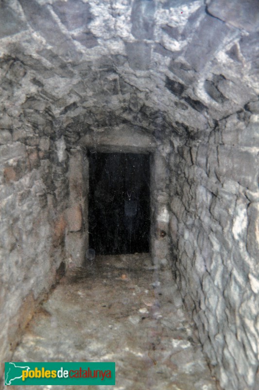 Tàrrega - Pou de gel, passadís (Foto: cartell in situ) Tàrrega - Pou de gel, passadís