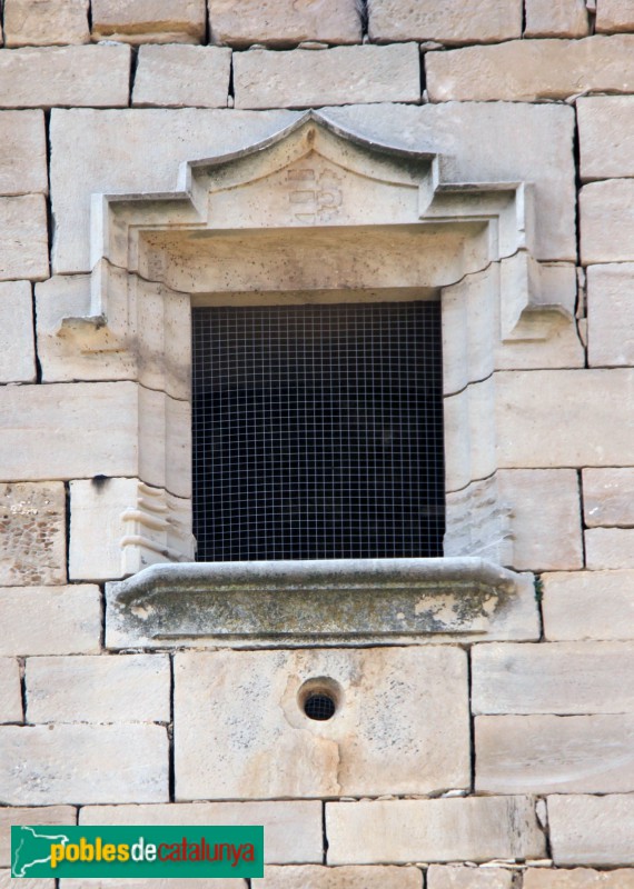 Ciutadilla - Castell. Finestra amb l'escut dels Guimerà-Rosanes