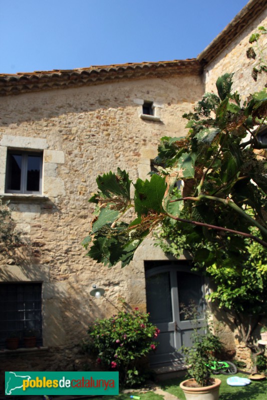 Palau-sator - Casa amb espitlleres (Sant Feliu de Boada), façana principal (Foto: Albert Esteves, 2018) Palau-sator - Casa amb espitlleres (Sant Feliu de Boada), façana principal