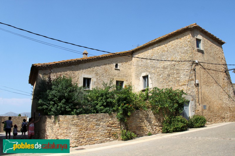 Palau-sator - Casa amb espitlleres (Sant Feliu de Boada), façana principal