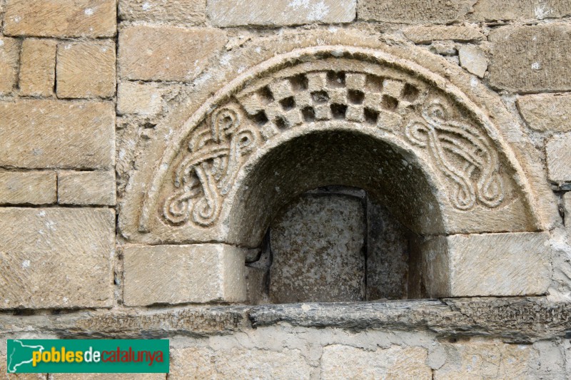 Vilac - Església de Sant Feliu, llinda de finestra reaprofitada (Foto: Albert Esteves, 2018) Vilac - Església de Sant Feliu, llinda de finestra reaprofitada