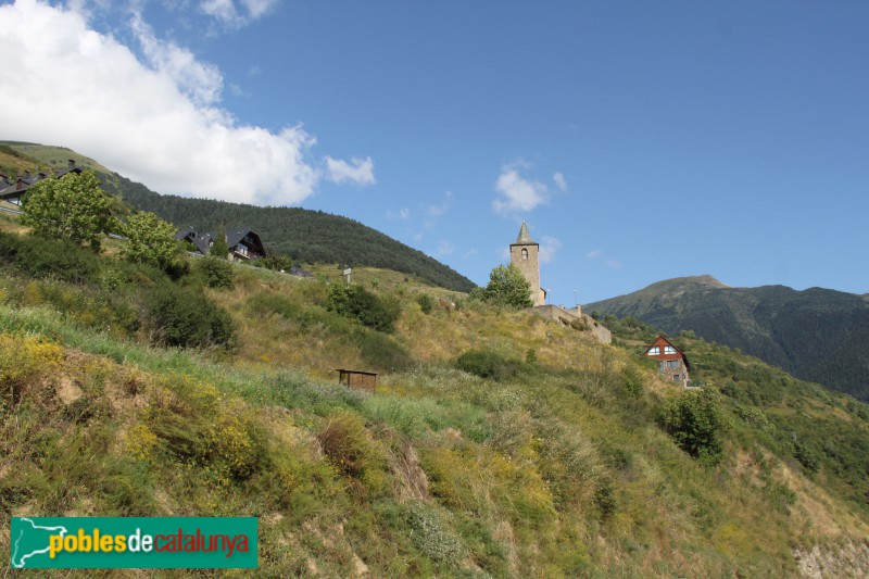 Betlan - El campanar de Sant Pere, de lluny