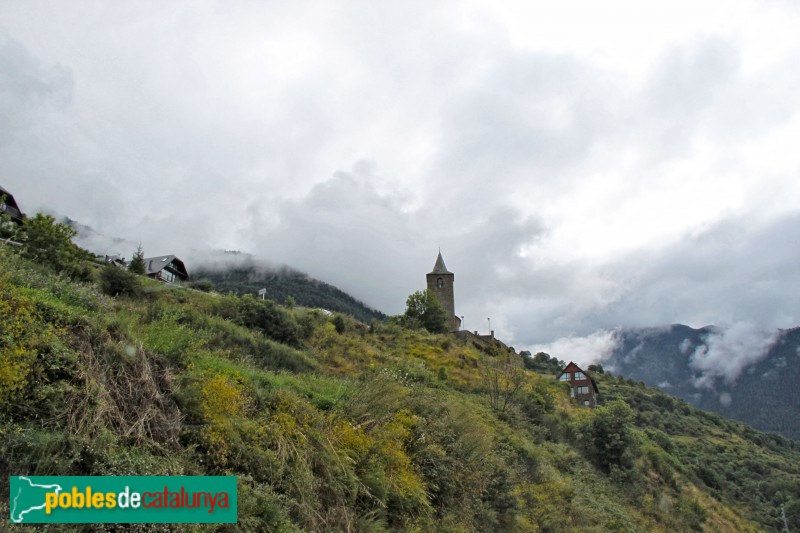 Betlan - El campanar de Sant Pere, de lluny, amb boira