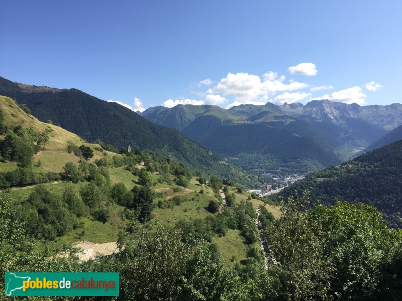 Mont - Panoràmica de la vall, amb el campanar de  Mont al fons