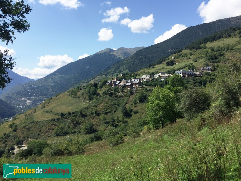 Montcorbau - Panoràmica del poble (Foto: Albert Esteves, 2018) Montcorbau - Panoràmica del poble