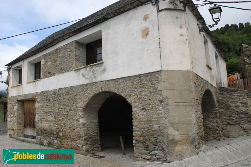 Montcorbau - Una casa del poble (Foto: Albert Esteves, 2018) Montcorbau - Una casa del poble