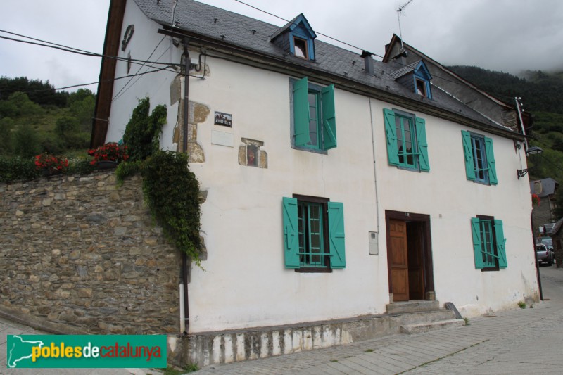 Montcorbau - Una casa del poble