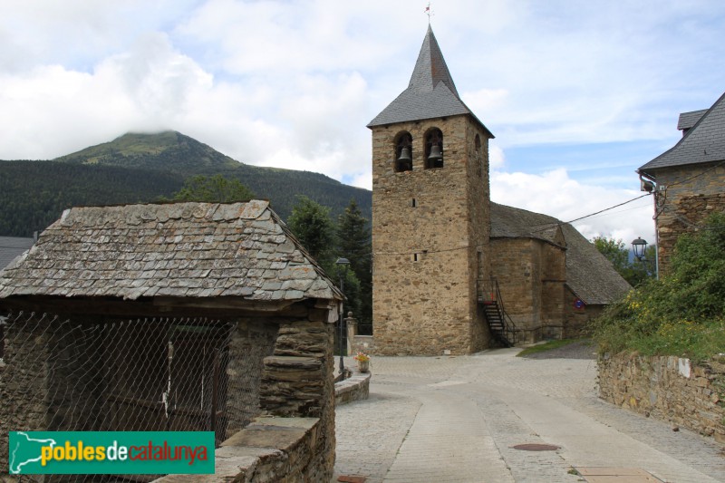Montcorbau - Plaça i església (Foto: Albert Esteves, 2018) Montcorbau - Plaça i església
