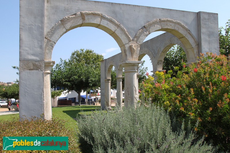 Palamós - Restes del Convent de Sant Agustí: arcs del claustre