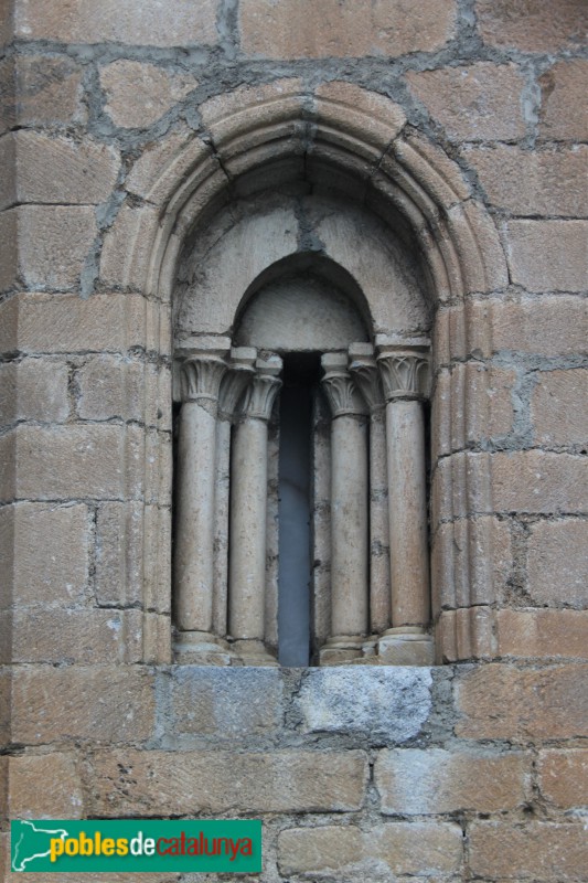 Betren - Església de Sant Esteve , finestra de l'absis (Foto: Albert Esteves, 2018) Betren - Església de Sant Esteve , finestra de l'absis