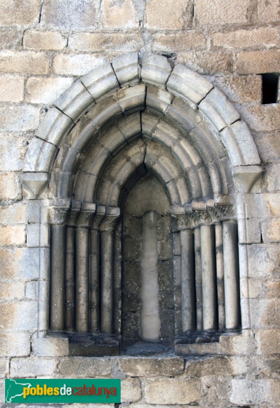 Betren - Església de Sant Esteve, finestra al lateral de la capçalera (Foto: Albert Esteves, 2018) Betren - Església de Sant Esteve, finestra al lateral de la capçalera