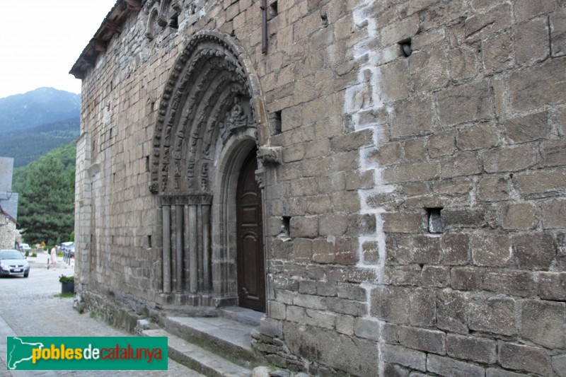 Betren - Església de Sant Esteve, portada (Foto: Albert Esteves, 2018) Betren - Església de Sant Esteve, portada