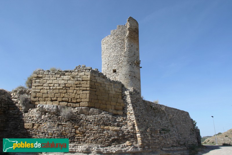 Guimerà - Castell. En primer terme, restes d'una primitiva torre poligonal
