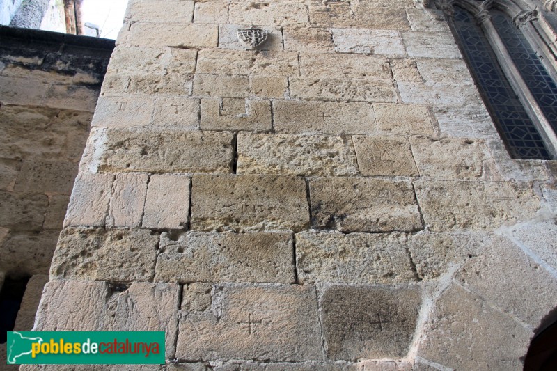 L'Arboç - Església de Sant Julià, marques de picapedrer (Foto: Albert Esteves, 2018) L'Arboç - Església de Sant Julià, marques de picapedrer