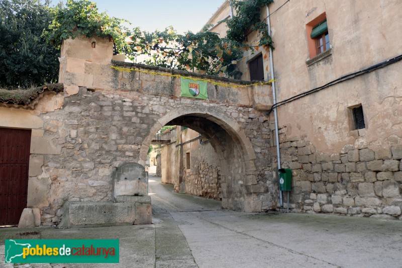 Sant Martí de Riucorb - Portal de Cal Bergadà (Llorenç de Rocafort) (Foto: Albert Esteves, 2018) Sant Martí de Riucorb - Portal de Cal Bergadà (Llorenç de Rocafort)