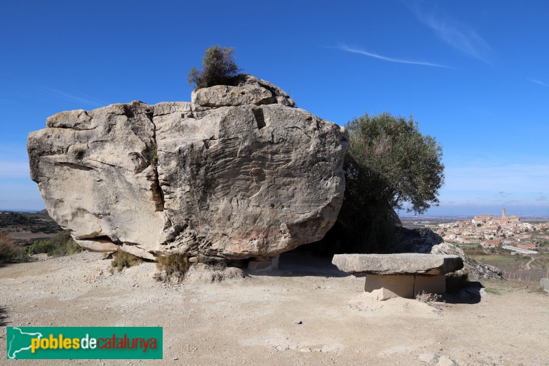 Maldà - Sant Joan de Maldanell, gran roca davant l'església