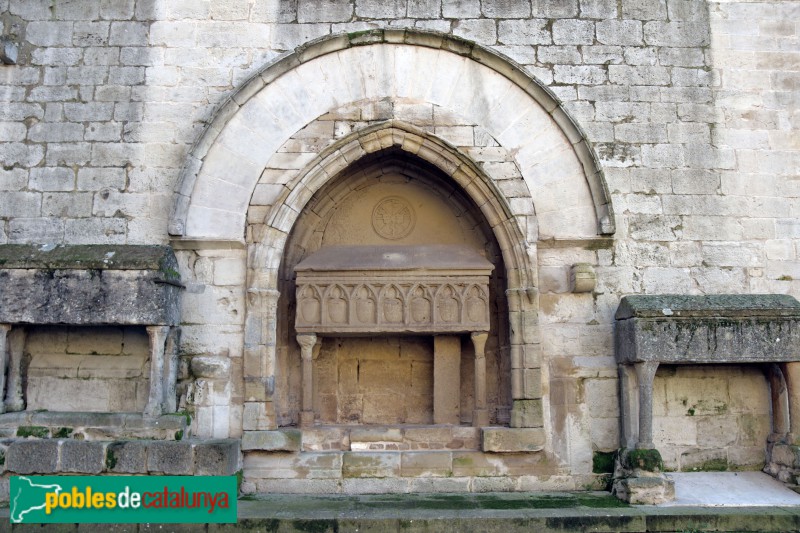 Vallbona de les Monges - Sarcòfags de la plaça